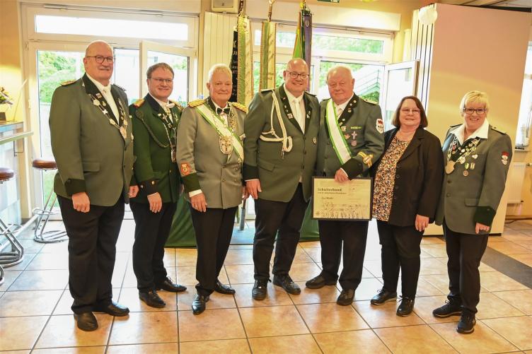 Von Links: Brudermeister Ulrich Lorenz, Bezirksbundesmeister Mathias Tennior, Diozesanbundesmeister Walter Honerbach, Oberbürgermeister Stefan Hebbel, Paul Hebbel Oberberbürgermeister a. D., Frau Gisela Hebbel, Hutkönigin Monika Tietze